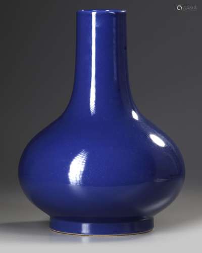 A CHINESE BLUE GLAZED BOTTLE VASE, CHINA, 20TH CENTURY