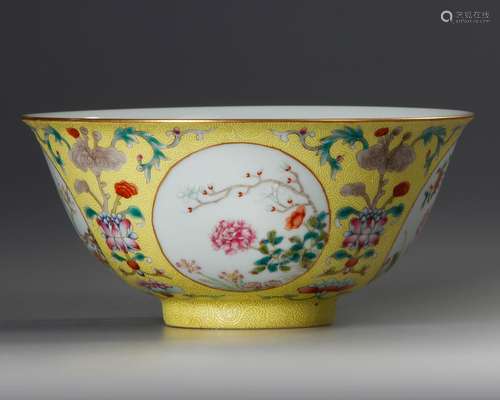 A YELLOW-GROUND FAMILLE ROSE ‘MEDALLION’ BOWL