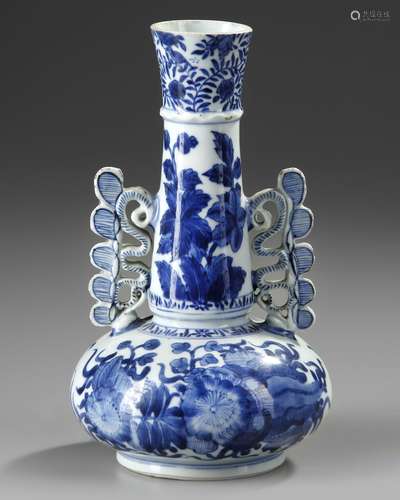 A CHINESE EXPORT BLUE AND WHITE BOTTLE VASE KANGXI PERIOD, C...