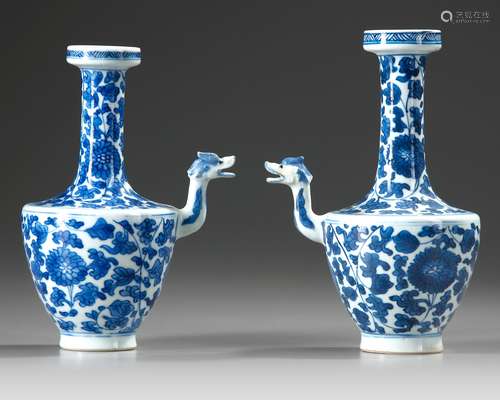 A PAIR OF BLUE AND WHITE EWERS, KANGXI PERIOD (1662-1722 )