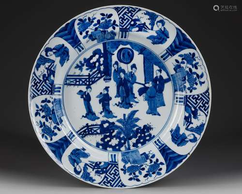 A LARGE CHINESE BLUE AND WHITE DISH, QING DYNASTY (1644-1911...