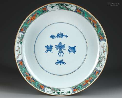 A CHINESE FAMILLE VERTE DISH, KANGXI PERIOD (1662-1722)