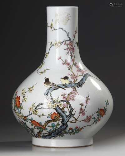 A CHINESE FAMILLE ROSE PORCELAIN BIRDS VASE, 20TH CENTURY