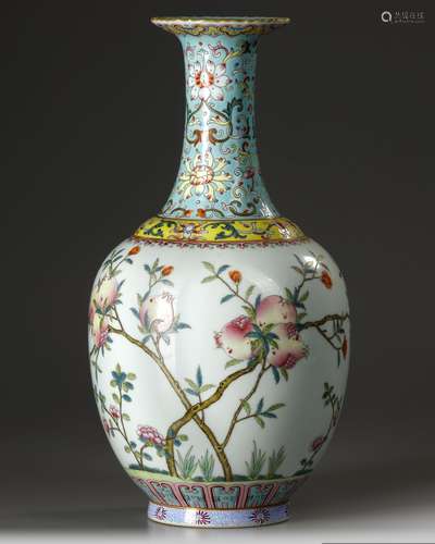 A CHINESE TURQUOISE-GROUND FAMILLE-ROSE VASE, 19TH-20TH CENT...