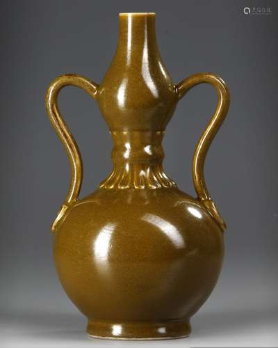 A CHINESE TEADUST-GLAZED DOUBLE-GOURD VASE,QING DYNASTY (164...