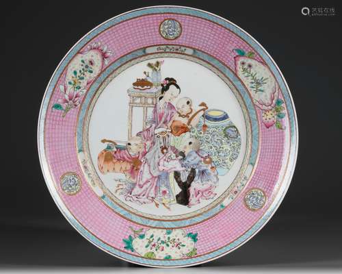 A LARGE AND FINE CHINESE FAMILLE ROSE DISH, 20TH CENTURY