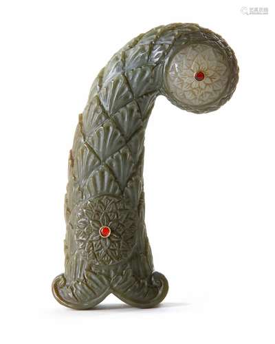 A MUGHAL JADE DAGGER HILT