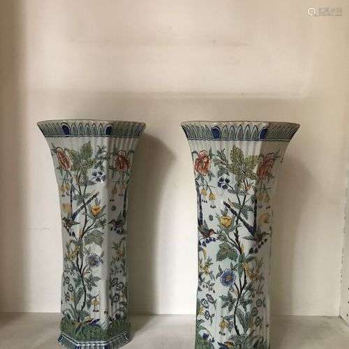 DELFT, XIXe Paire de vases cornets de section octogonale en ...