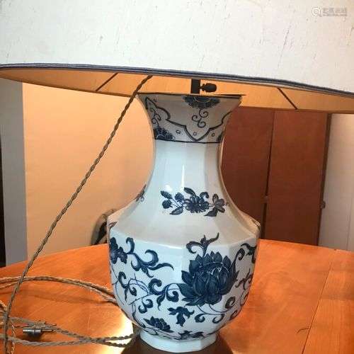 Pied de lampe balustre en porcelaine blanche à décor bleu de...