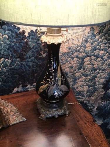 Paire de lampes à pétrole en porcelaine à décor émaillé de v...