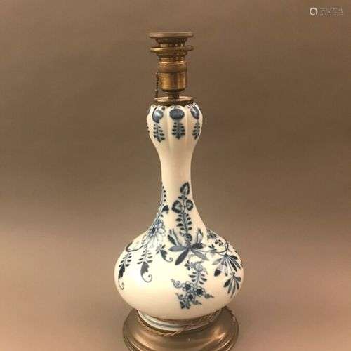 Vase en porcelaine à décor en bleu Monté en lampe H. vase 33...