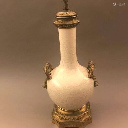 Pied de lampe composé d'un vase bouteille en porcelaine craq...