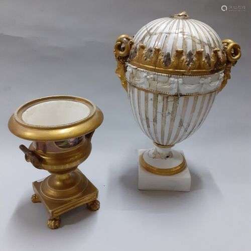 Lot en porcelaine : un petit vase Médicis et un vase couvert...