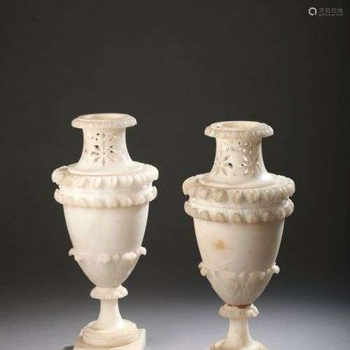 Paire de vases de forme balustre en albâtre ajouré et sculpt...