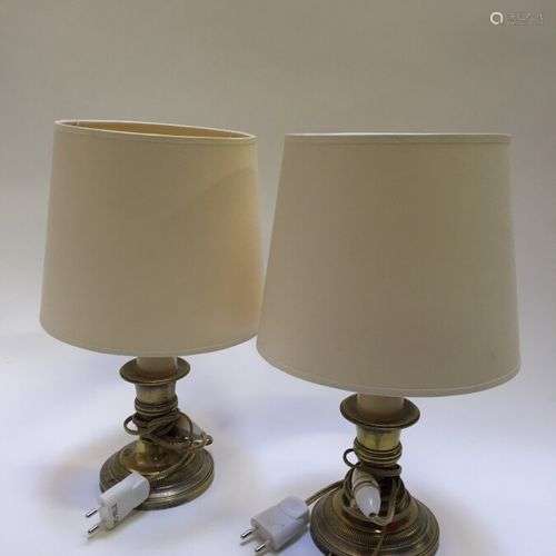 Deux lampes de chevet, le fût en bronze. H. 19,5 cm
