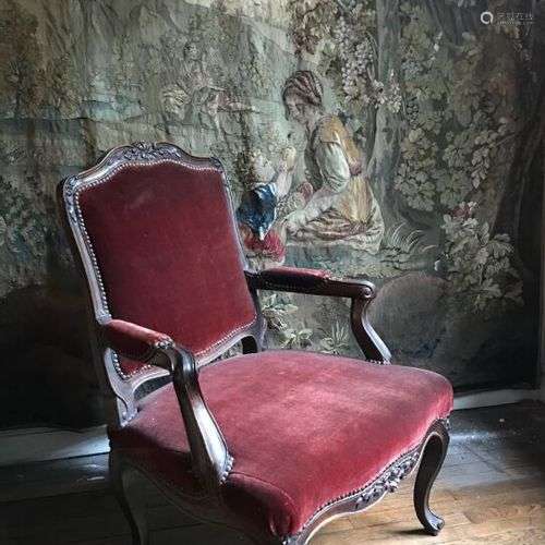 Un fauteuil à la reine en bois mouluré et sculpté de roses e...