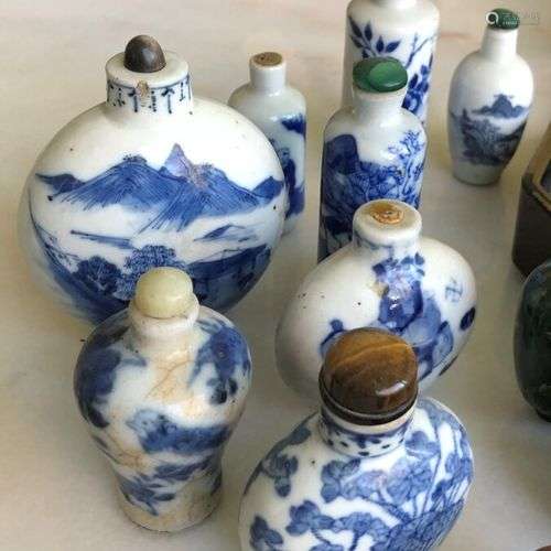 CHINE XIX-XXe siècle Huit flacons tabatière en porcelaine bl...