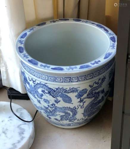 CHINE, XXe siècle Deux aquariums en porcelaine bleu et blanc...