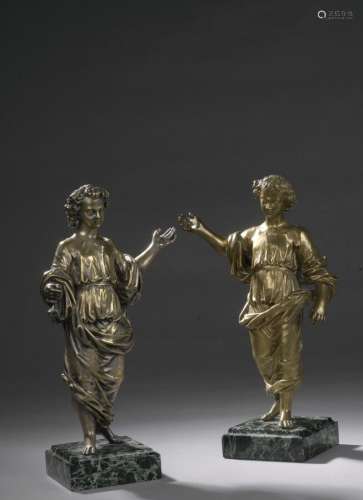 Deux statuettes de vestales en bronze doré formant pendant. ...