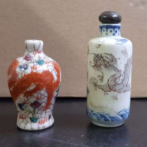 CHINE XXe siècle Deux flacons en porcelaine, l'un rouleau à ...