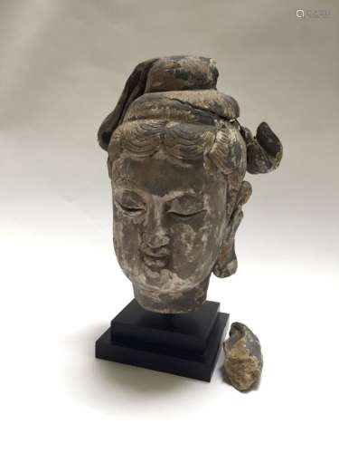 CHINE - Époque MING (1368 - 1644) Tête de de jeune femme en ...
