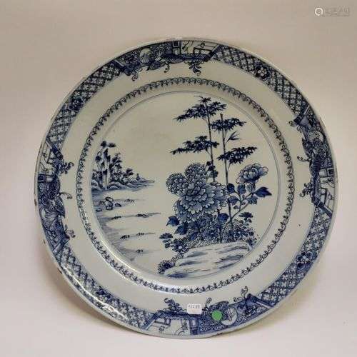 Plat rond en porcelaine de Chine orné d'un paysage bleu et d...