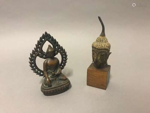 Lot en bronze comprenant : un bouddha assis devant une mando...