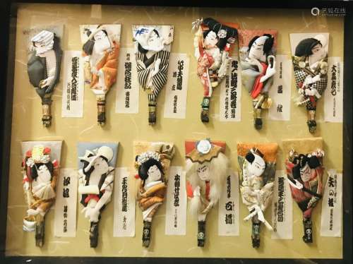 JAPON, XXe siècle Encadrement comportant 12 hagoita miniatur...