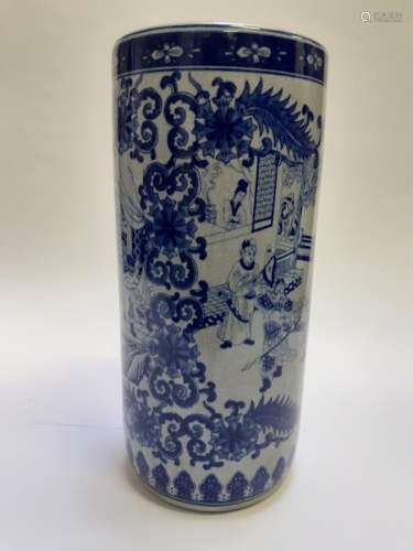 Vase rouleau en porcelaine de Chine moderne à décor bleu. H....