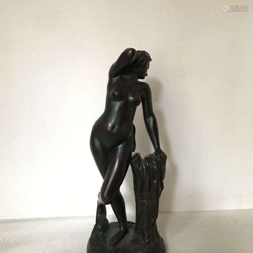 Baigneuse en bronze à patine brune. H. 24 cm