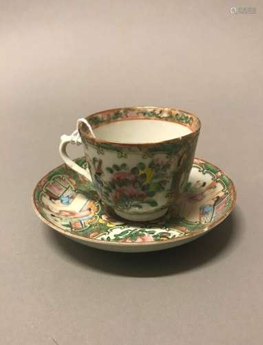 Tasse et sous-tasse en porcelaine à décor en émaux de la fam...