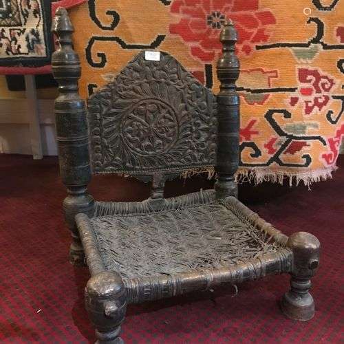 AFGHANISTAN, XIXe-XXe siècle Chaise aux piètements en bois t...