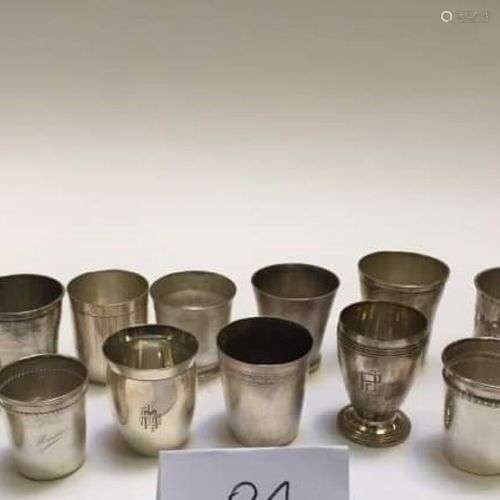 Quatorze timbales diverses en argent 925 millièmes Poids : 1...