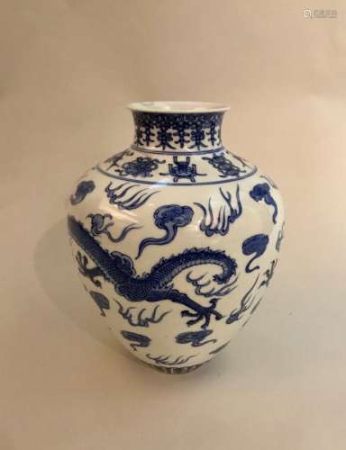 CHINE, XXe siècle Deux vases : l'un couvert à décor polychro...