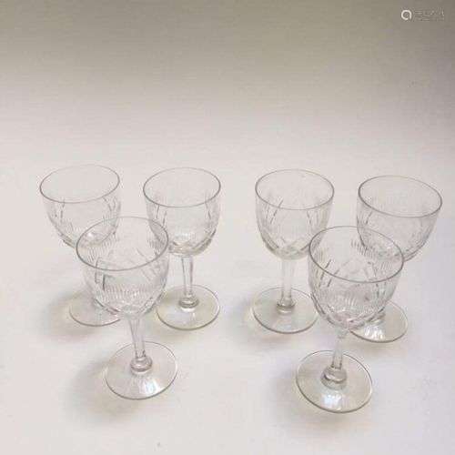 Six verres à pied en cristal taillé. H. 11,8 cm