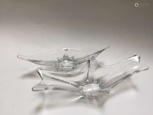 Deux vases évasés, l'un en cristal de Baccarat. L. 43,5 cm e...