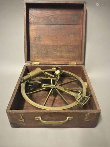 Sextant en laiton et son coffret en acajou. Marqué : Sestrel...