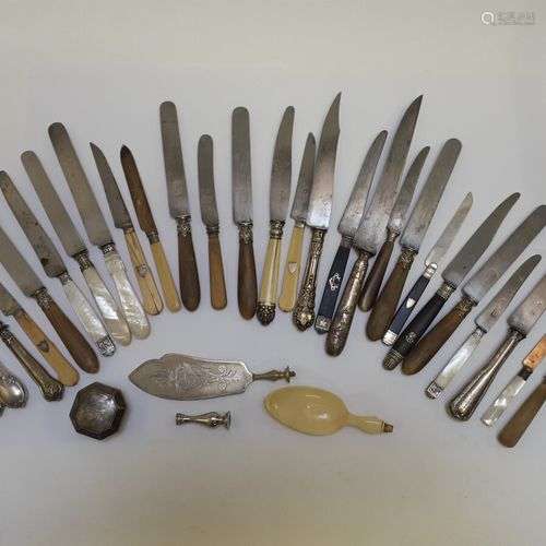 Lot d'environ 25 couteaux à manche d'ivoire, nacre et argent...