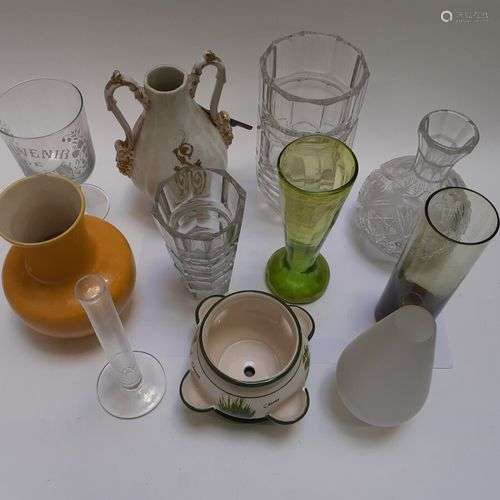 Lot de onze vases et verres divers en céramique, verre H. 13...