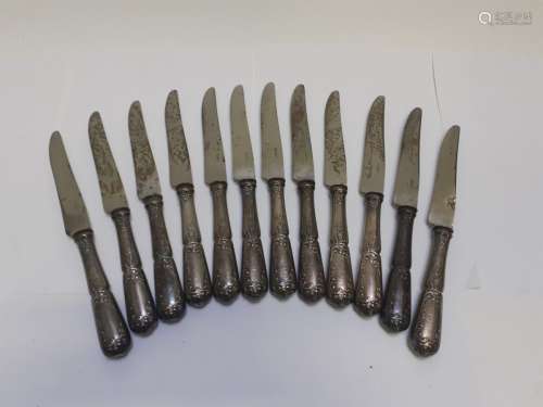 Douze couteaux en argent fourré feuillagé et métal (piqués).