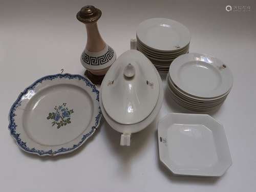 Dix-neuf assiettes et une soupière couverte en porcelaine bl...