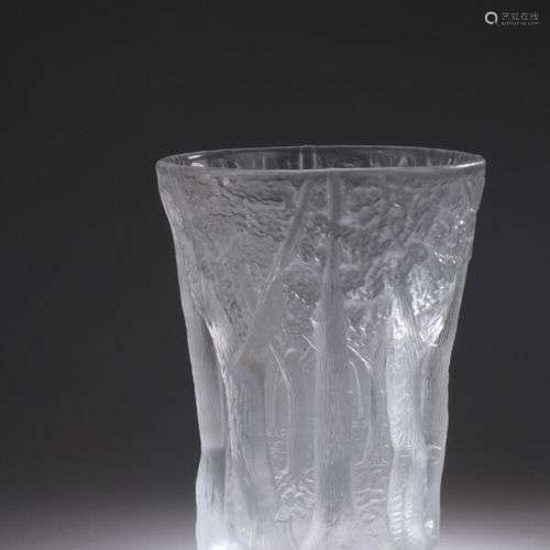 Vase en verre pressé et moulé opalescent à décor en relief d...