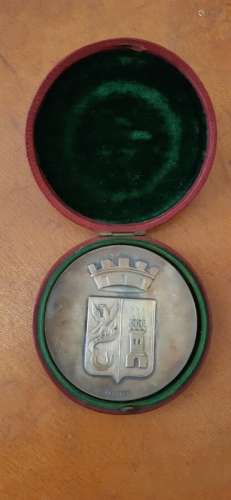 Une médaille en bronze du collège d'Agen, gravée au nom de R...