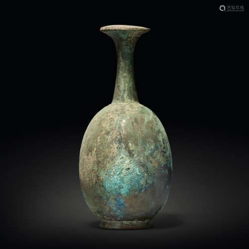 A bronze bottle vase and cover, Tang dynasty | 唐 銅直頸侈口...