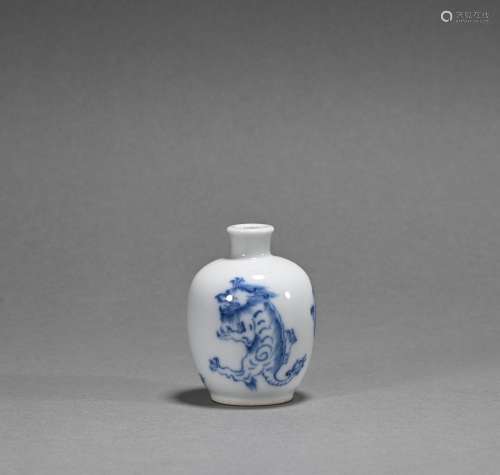 A blue and white snuff bottle