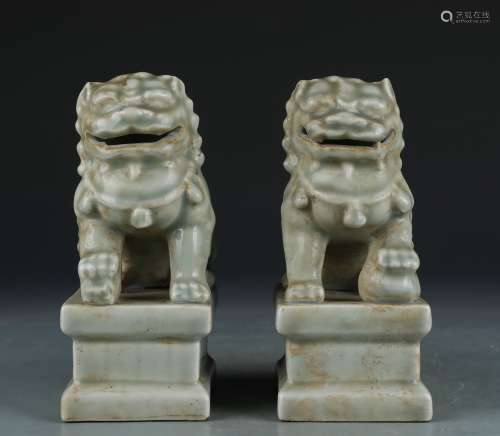 A pair of Ru kiln lion