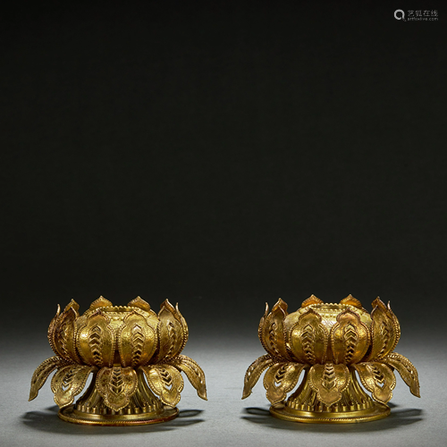 CHINESE A PAIR OF GILT BRONZE CANDLESTICKS,QING DYN…