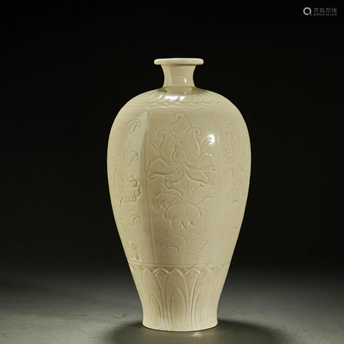 CHINESE DING TYPE WHITE PORCELAIN VASE,SONG DYNASTY