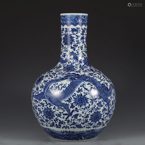 CHINESE BLUE AND WHITE PORCELAIN VASE,QING DYNASTY