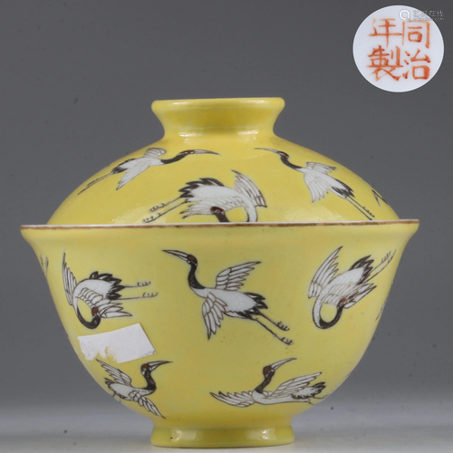 CHINESE YELLOW GROUND GRISAILLE TEA CUP,QING DYNASTY